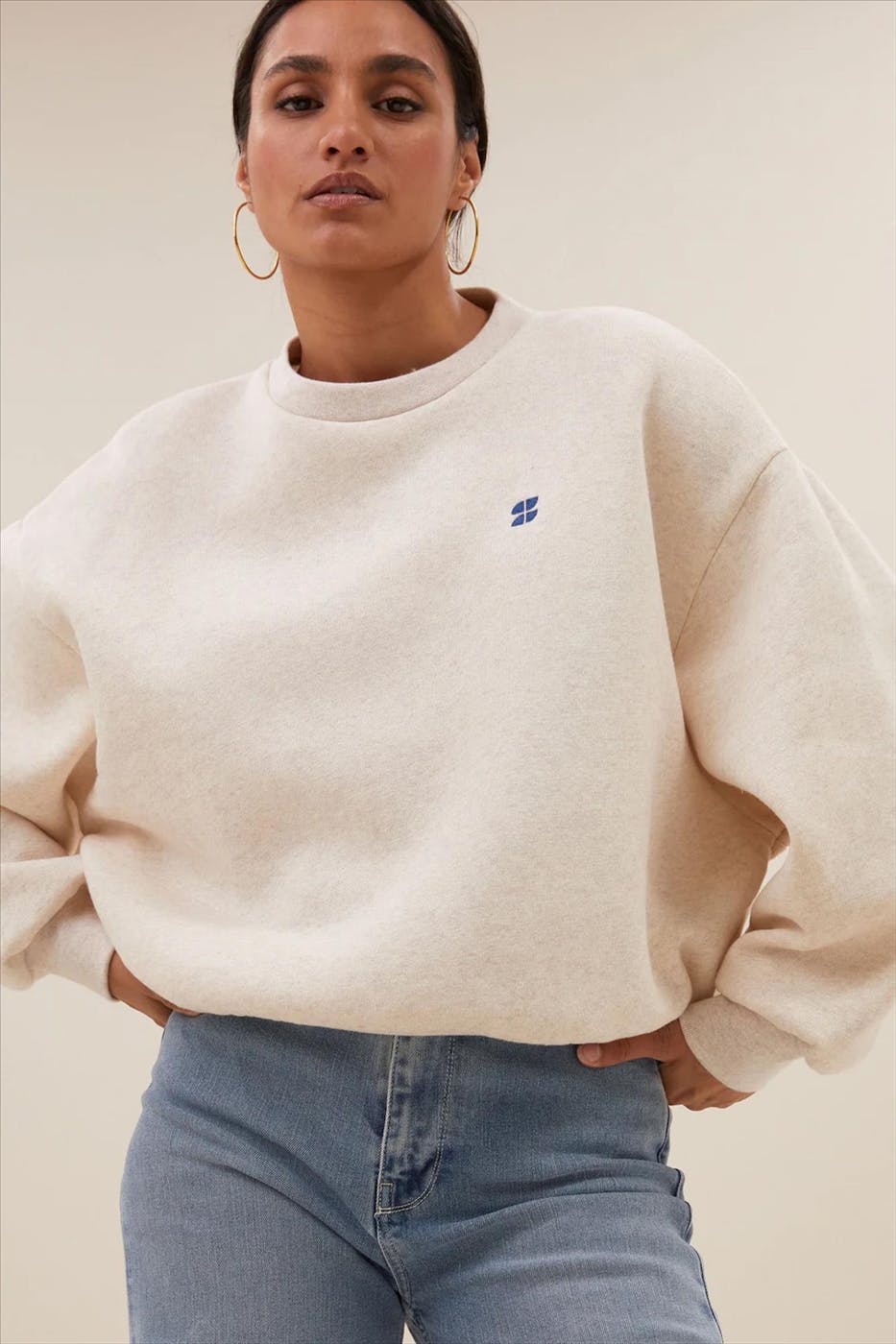 BY BAR - Grijsbeige Bibi Logo sweater