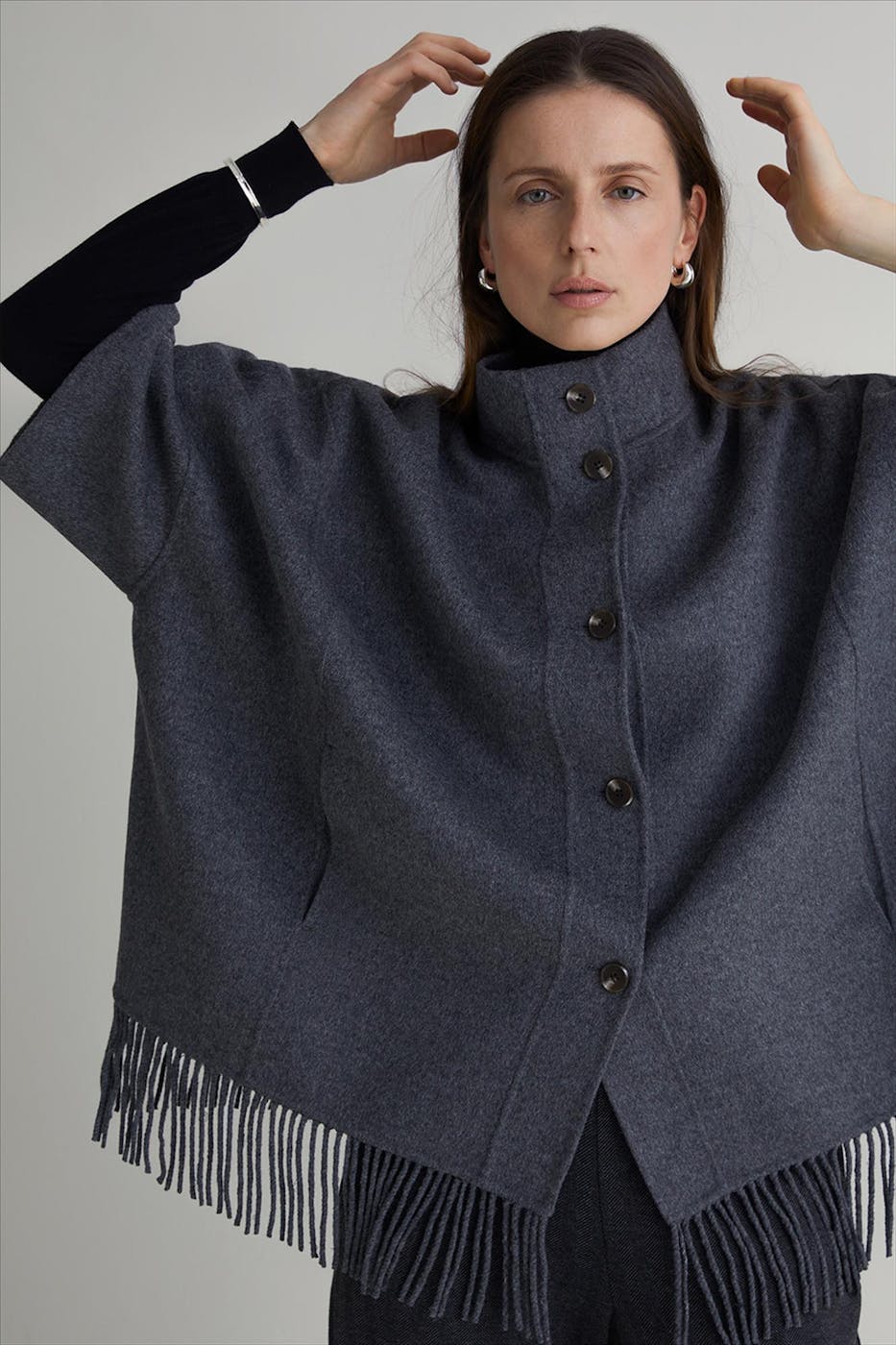 YERSE - Donkergrijze Franje jas
