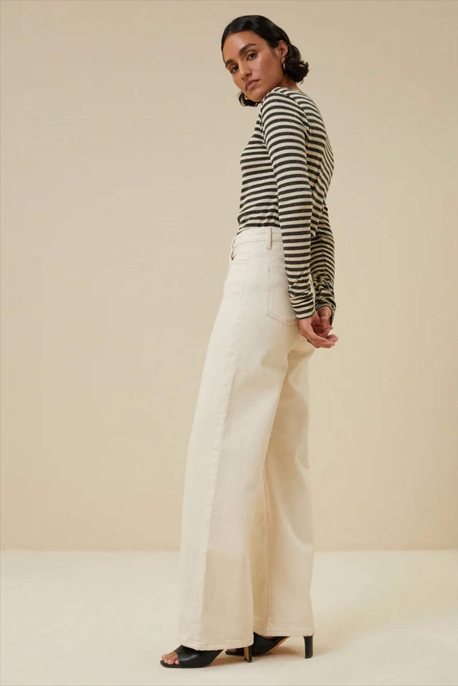 BY BAR - Ecru-Grijze Basic Is Stripe T-shirt