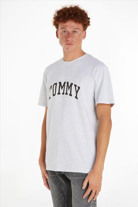 Tommy Jeans - Lichtgrijze Varsity Worlwide T-shirt