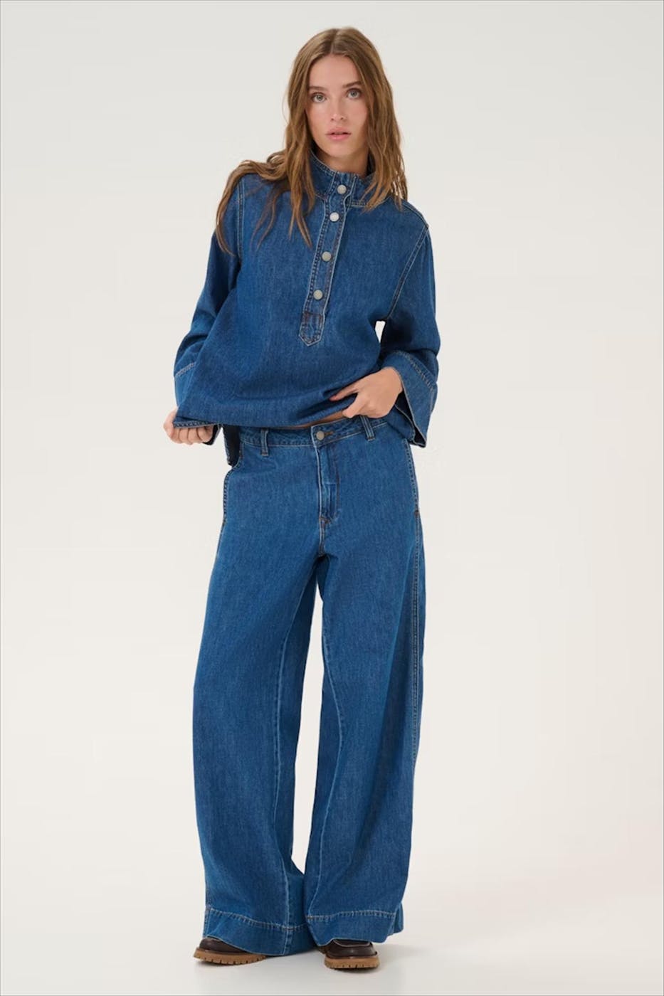 My Essential Wardrobe - Donkerblauwe Hilma blouse
