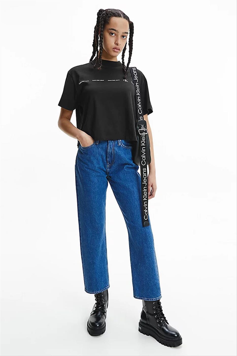 Calvin Klein Jeans - Zwarte cropped Repeat Logo T-shirt